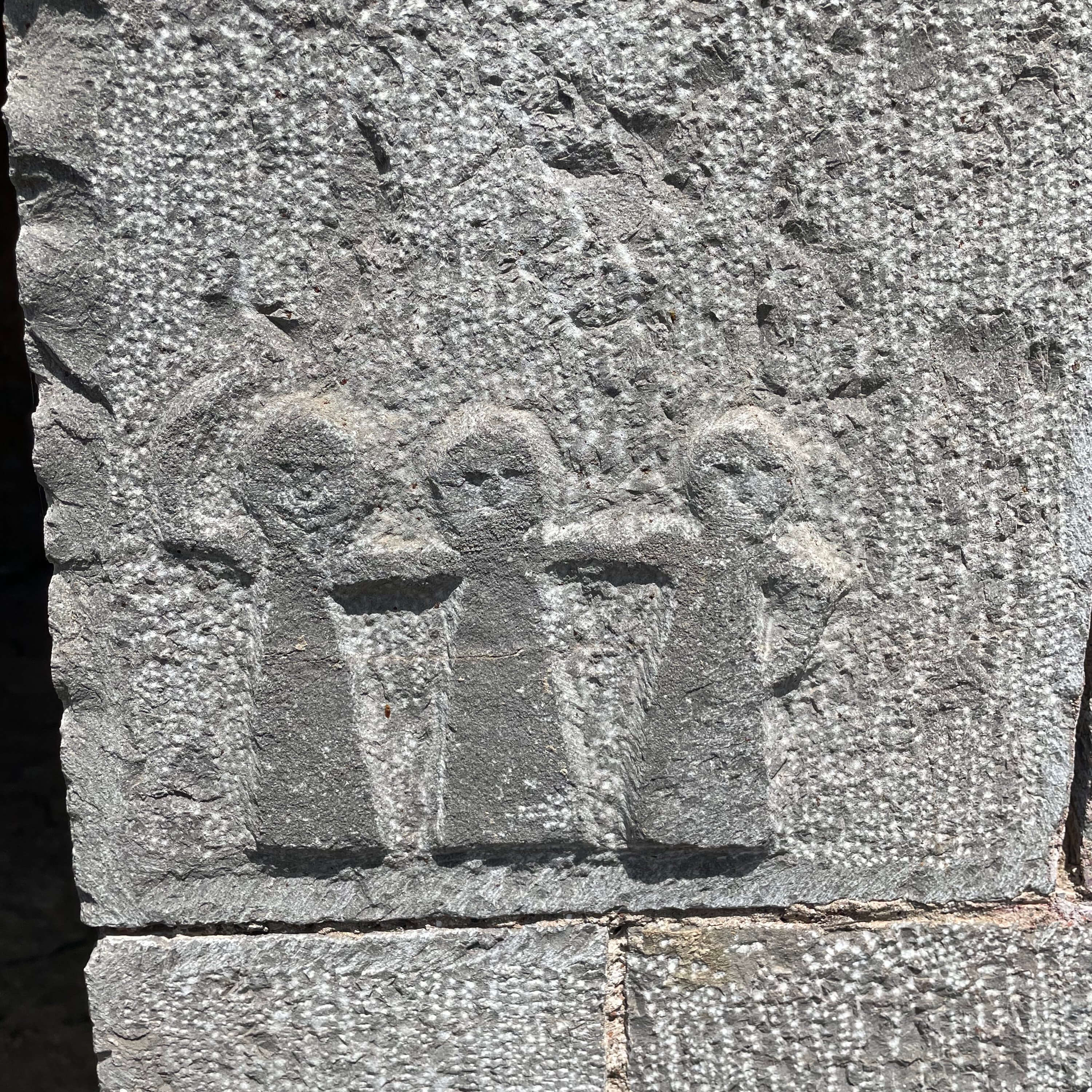 A çamiko dance engraved on the entrance of Hamko's House.